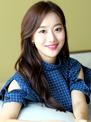イ・ナウン（이나은 Lee Na-eun）
